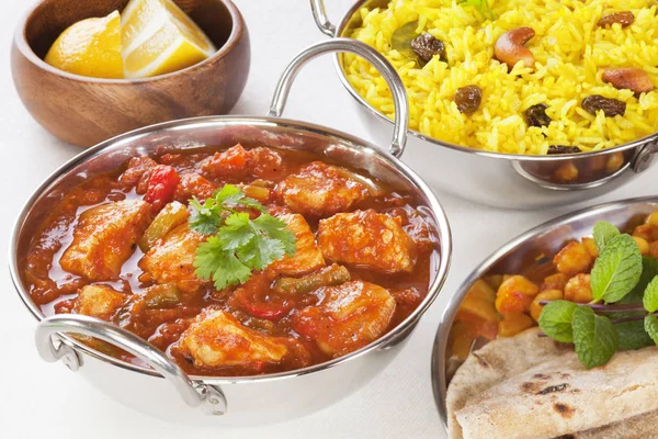 Indisches Essen Huhn Jalfrezi Curry und gelber Reispillau — Stockfoto