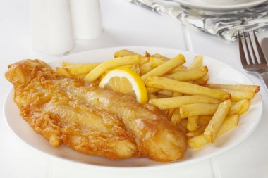 Balık ve cips hafif bir arka plan üzerinde