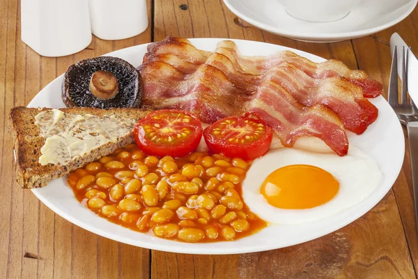 Pequeno-almoço inglês na mesa da cozinha antiga — Fotografia de Stock