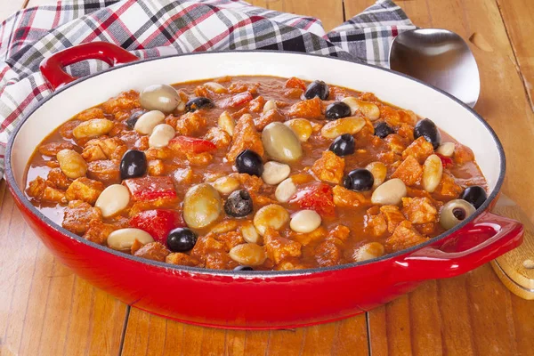 Estofado de cerdo español en maceta roja — Foto de Stock