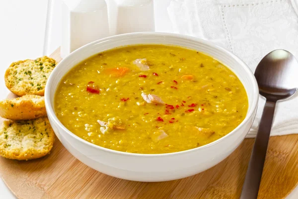 Чечевичный суп с беконом — стоковое фото