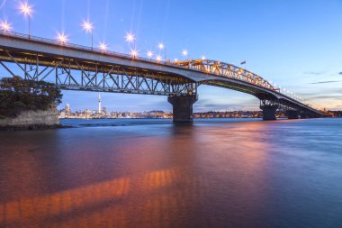 Auckland Harbour Bridge, akşam