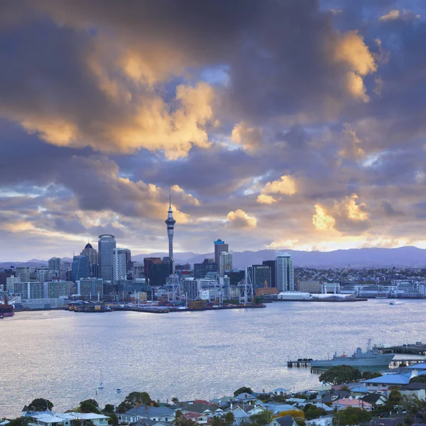 Auckland Skyline with Moody Sunset Sky — Stock Photo, Image