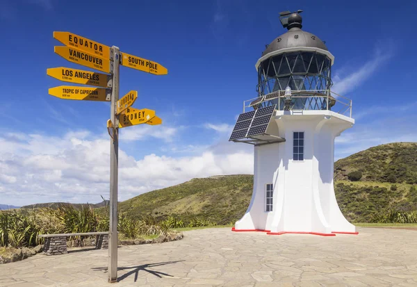 Cape Reinga fyren och världen tecken — Stockfoto