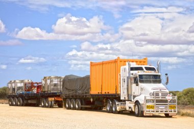 Konteyner nakliye taşıyan yol treni