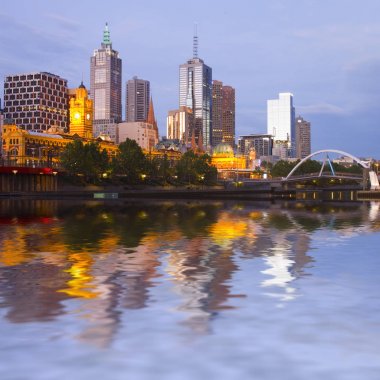 Melbourne silüeti alacakaranlıkta