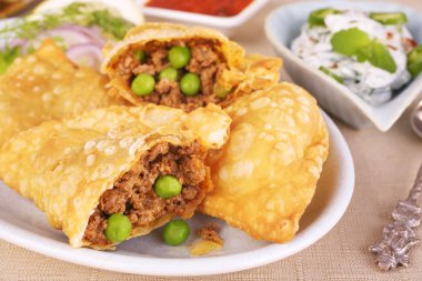 Samosa baharatlı kuzu ile