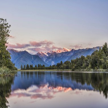 Yeni Zelanda Gölü Matheson ve Mount Cook gün batımında