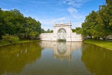 Hendek ve ağ geçidi Bang Pa içinde yaz Sarayı