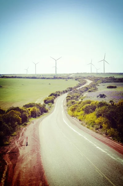 Ensam landsväg och vind gård västra Australien — Stockfoto