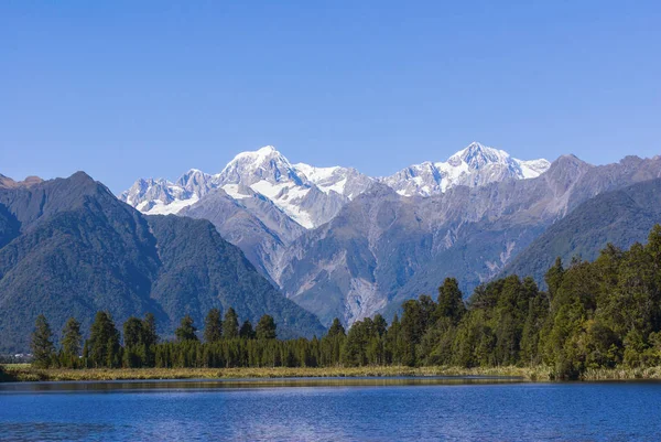 Aoraki Mount Cook and Mount Tasman from Lake Matheson — Stock Photo, Image