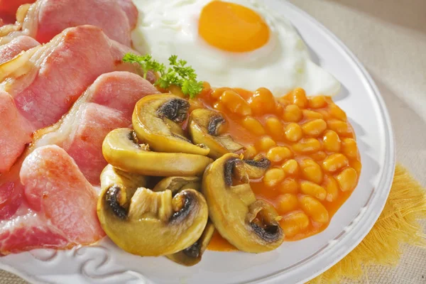 Café da manhã cozido de cogumelos de ovo de bacon e feijão cozido — Fotografia de Stock