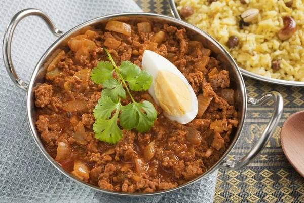 Keema de caril indiano com ovo e arroz — Fotografia de Stock