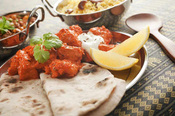 Chicken Tikka Masala mit Chapati und Reispilau — Stockfoto