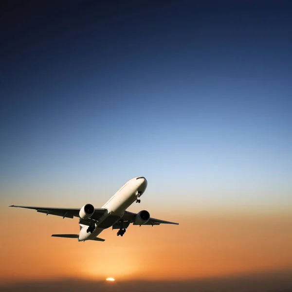 日没で航空機の着陸 — ストック写真