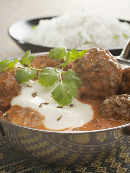 Albóndiga india picante o curry de Kofta con arroz basmati — Foto de Stock