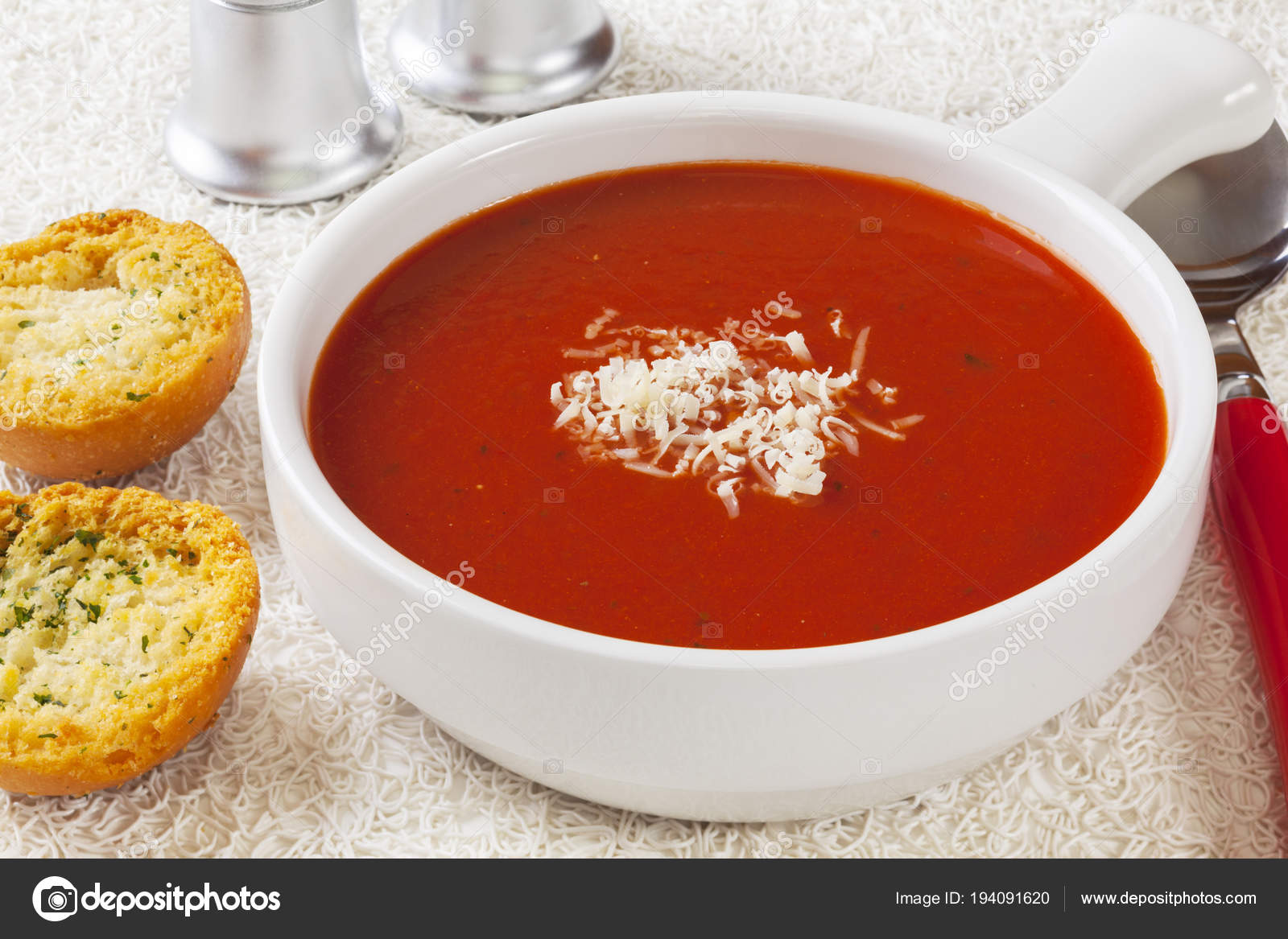 Томатный суп с сыром и чесноком