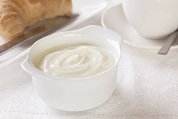 Joghurt in einer Schüssel zum Frühstück — Stockfoto