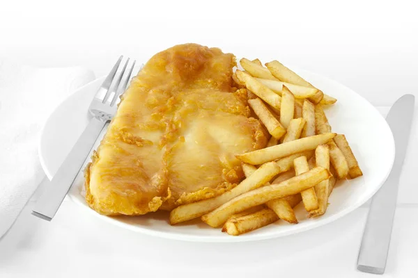 Peixe e batatas fritas em branco — Fotografia de Stock