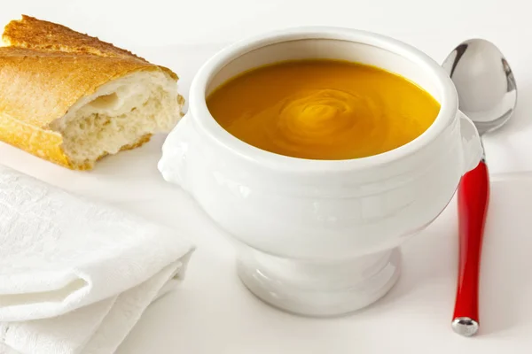 Balkabağı çorbası ve ekmek — Stok fotoğraf