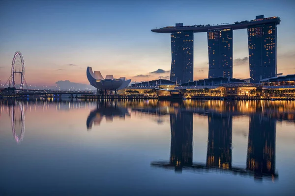 Singapore Skyline Reflection in Marina Bay — стоковое фото