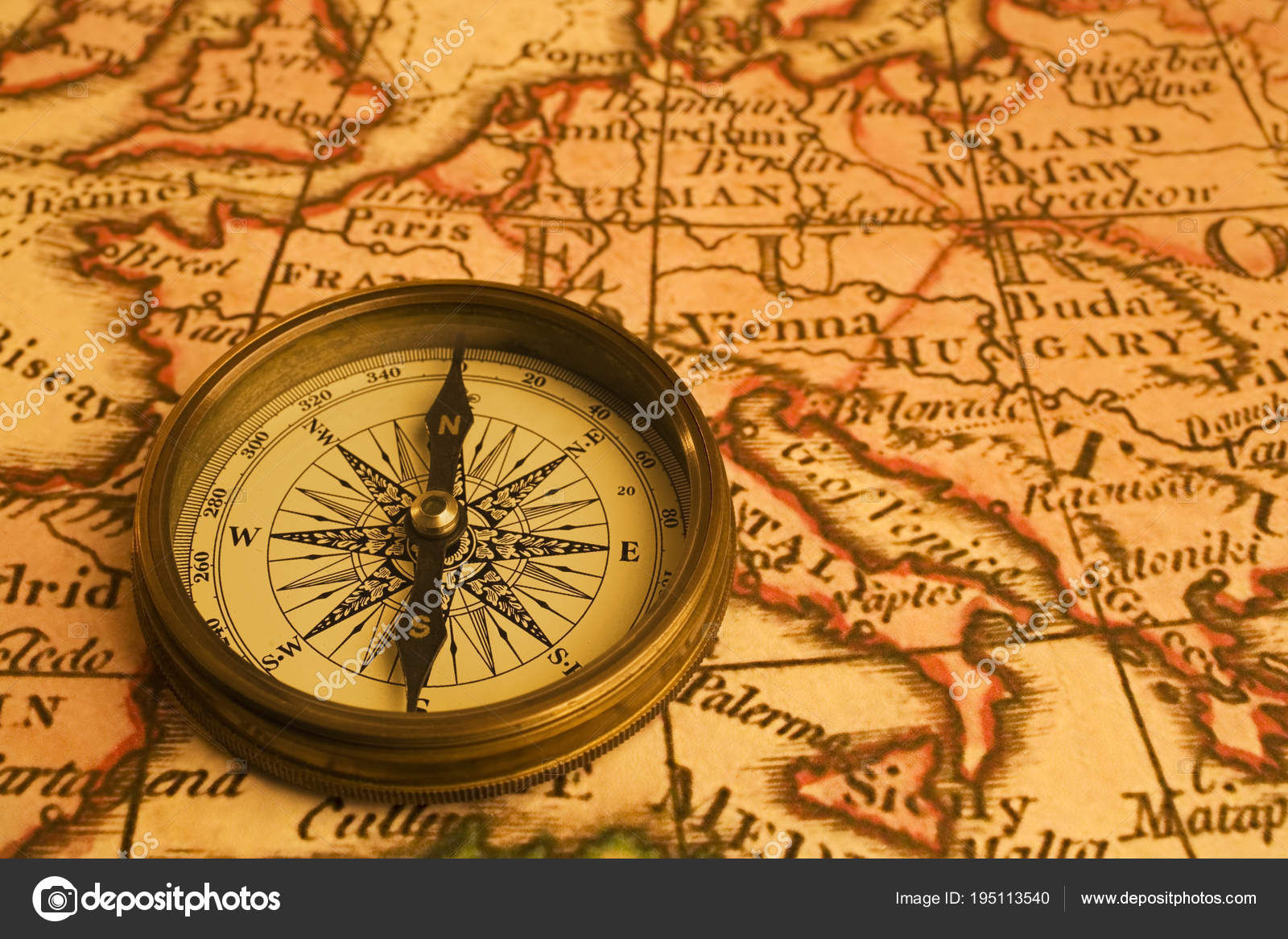 Fruity unse Undvigende Compass and Map of Europe Stock Photo by ©TravellingLight 195113540