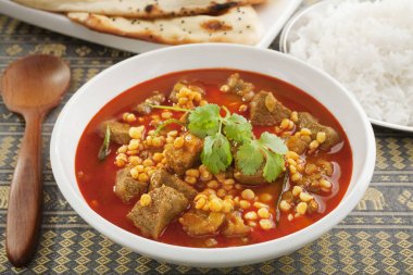 Channa Dhal ile Hint köri kuzu