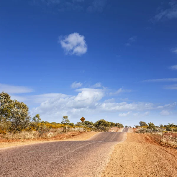 Hrbolatá cesta pouští Outback Queensland Austrálie — Stock fotografie