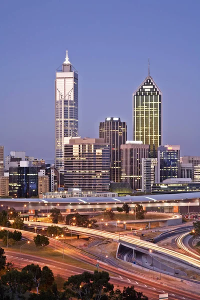 Perth Skyline Austrália Ocidental ao anoitecer — Fotografia de Stock