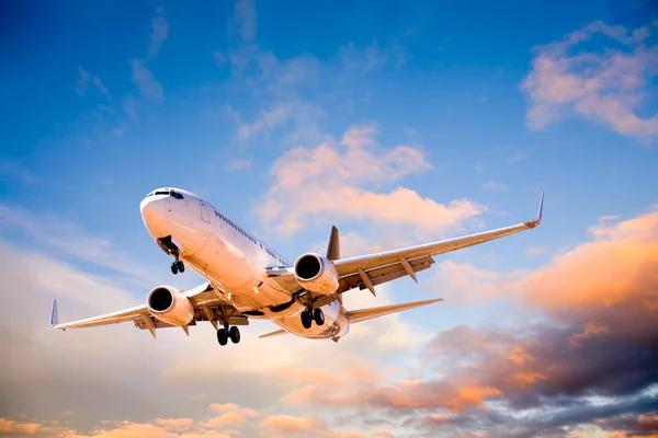 Aeroplane Flying in Sunset Sky — Stock Photo, Image