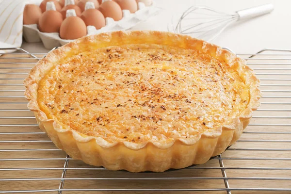 Quiche en un estante de enfriamiento — Foto de Stock