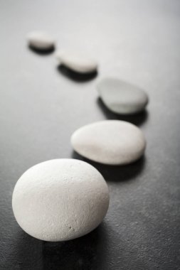 Kıvrımlı çizgi koyu arka plan üzerinde Gri çakıl