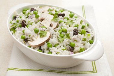 Pirinç salatası bezelye ve mantar ile