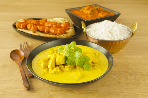 Indisk Cuisune mat måltid Curry Kyckling Tikka Massala ris naanbröd — Stockfoto