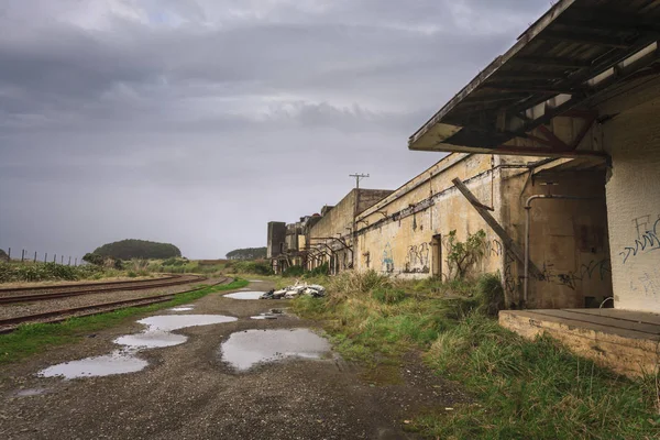 Opuštěná továrna mokré bouře déšť den — Stock fotografie