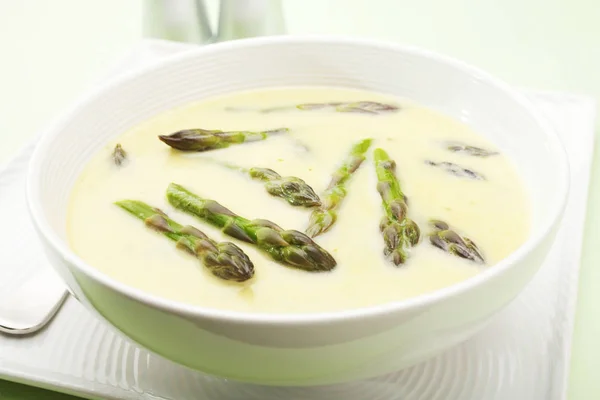 Спаржевый суп в миске — стоковое фото