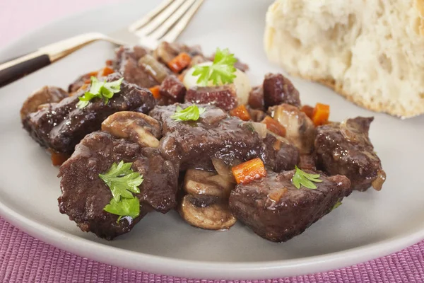 Burgundy Beef Bourguignon guiso plato de comida francesa chapado —  Fotos de Stock