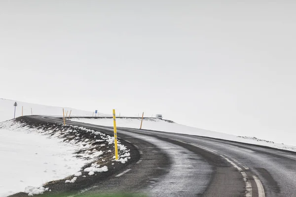 Tarmac Road Islandia Oriental Nieve y niebla — Foto de Stock