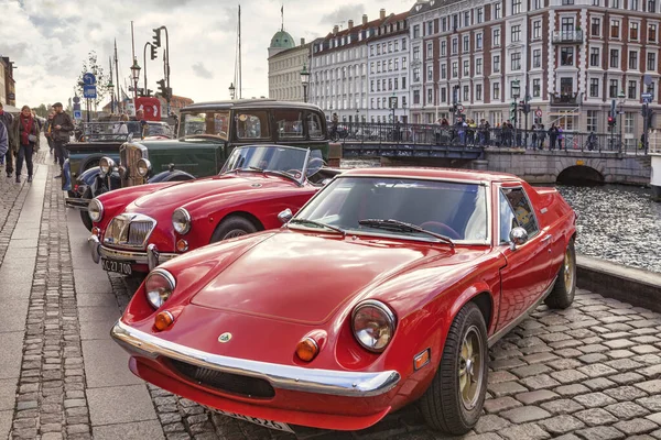 Carros antigos em Nyhavn, Copenhague, Dinamarca — Fotografia de Stock