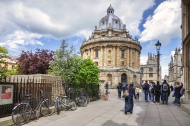 Radcliffe Kamera, Turistler ve Bisikletler, Oxford, İngiltere