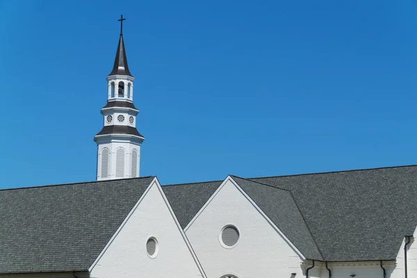 Kilisenin çan kulesi ve roofline — Stok fotoğraf