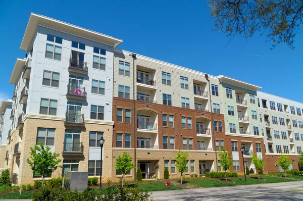 Moderno edificio de apartamentos — Foto de Stock