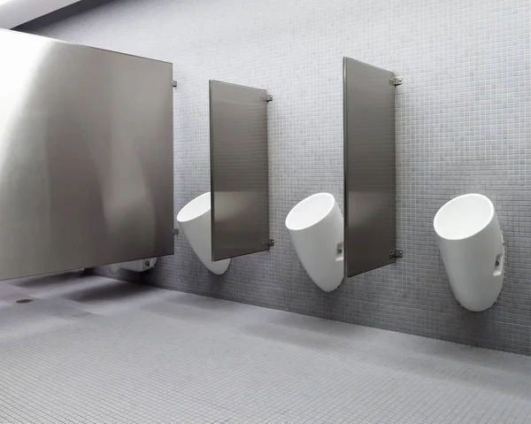 Toilet umum dengan urinals — Stok Foto