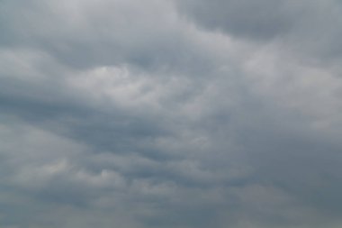 Gri gökyüzü, bulutlar