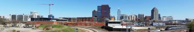 Raleigh, NC USA. Mart 2020. Raleigh şehir merkezindeki panoramik manzara ufuk çizgisini sürekli değiştiriyor. Raleigh düzenli olarak genç profesyoneller ve durgunluğa dayanıklı ekonomi için yaşamak için en iyi yer seçiliyor..
