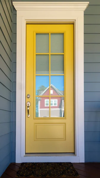 Casa Residencial Porta Amarela Com Painéis Vidro — Fotografia de Stock