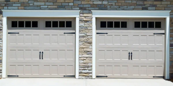 Residential House Two Garage Doors — Stock Photo, Image