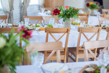 çiçekler restoranda sunulan tablolarla