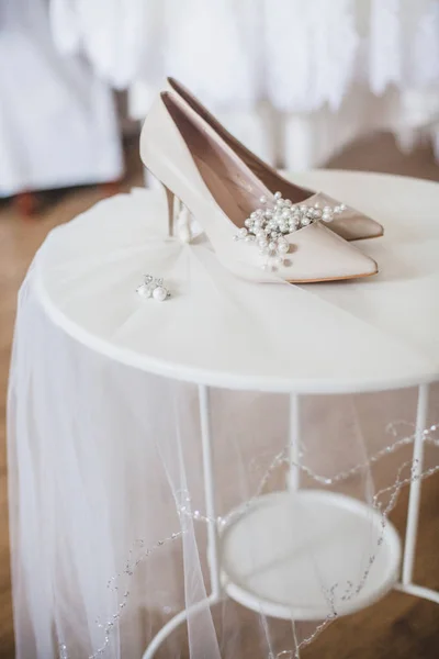 Shoeswhite tablo, küpe ve peçe bir turda 