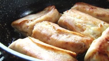 Bir tava üzerinde süzme peynir ile doldurulmuş krep geleneksel Rus kızarmış.